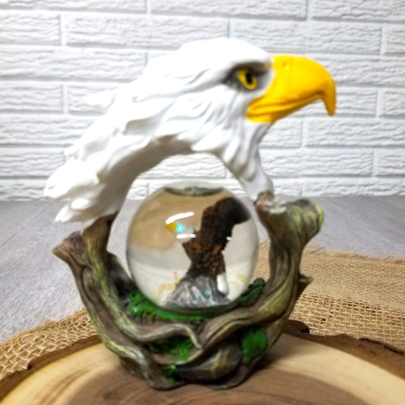 Bald Eagle figure/snow/glitter globe - Picture 6 of 11